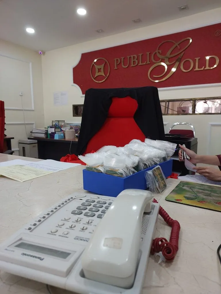 Staff sedang prepare order 144 pcs x 1/2 Dinar