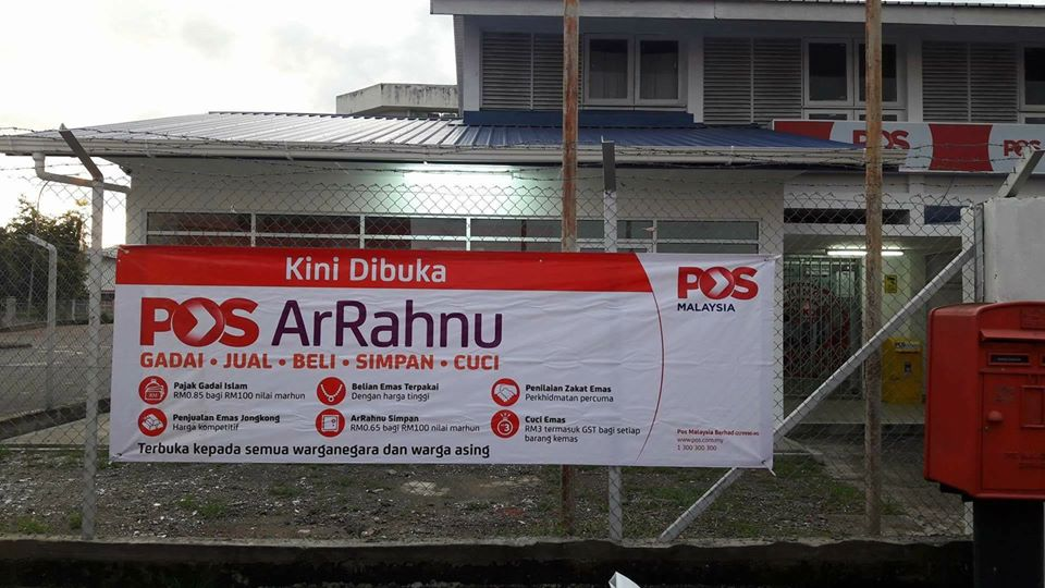 Banner promosi POS ArRahnu yang menawarkan perkhidmatan gadai emas, jual beli emas terpakai, simpanan dan cucian.