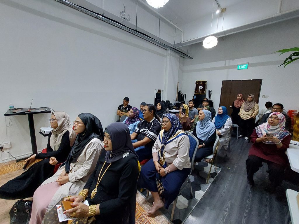 Seminar Emas di Singapore baru-baru ini bersama team saya