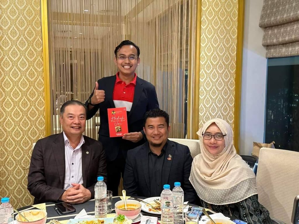 Bersama Founder Public Gold, Dato' Wira Louis Ng dan Mentor saya, Tuan Haji Hafizul Hakim dan isteri, Puan Aliffa Rafini