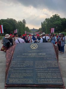 Mengunjungi Candi Borobudur, tapak bersejarah yang diiktiraf sebagai Warisan Dunia UNESCO.