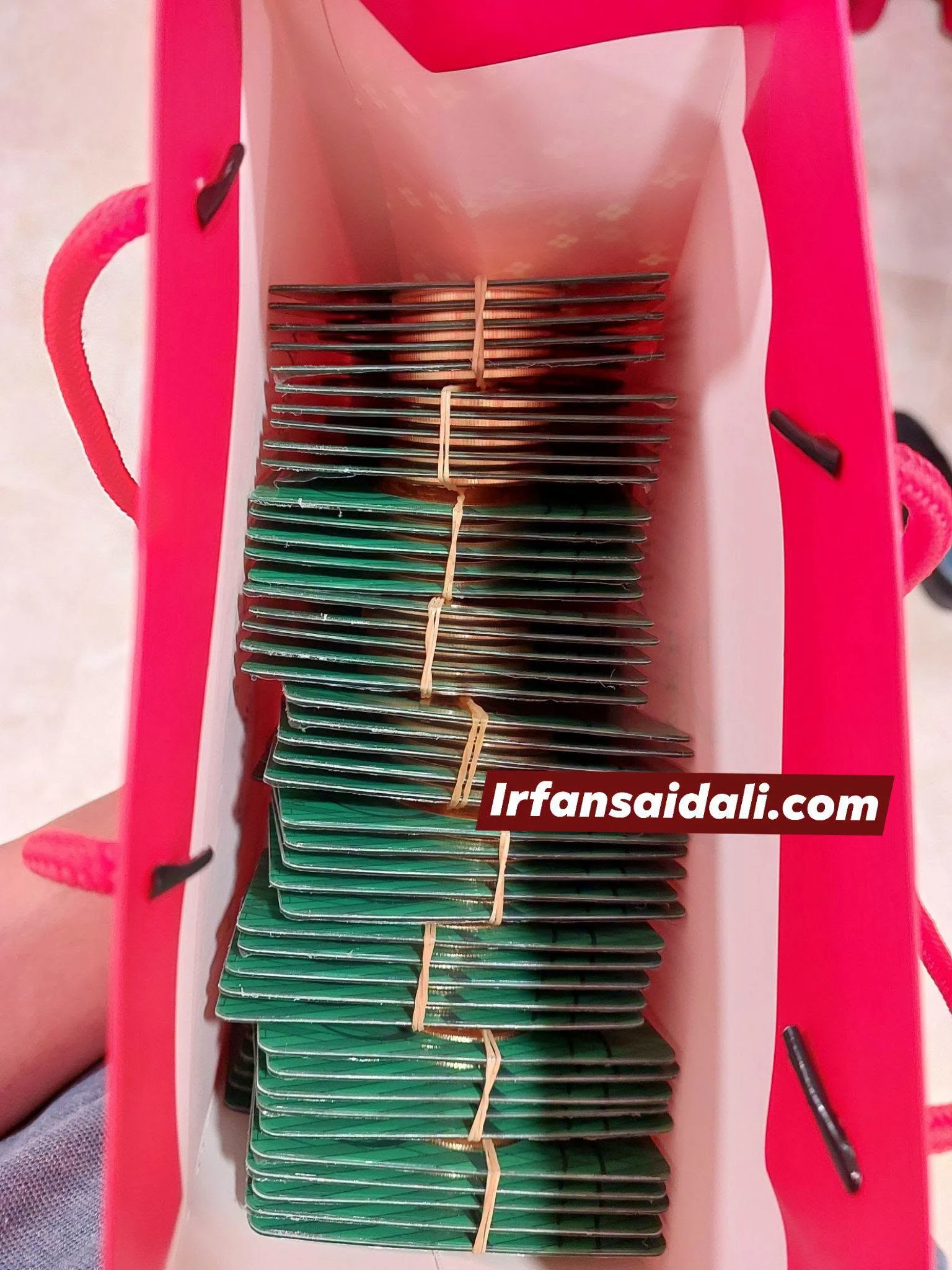 Emas bernilai RM4.5 Juta (Saya tolong beliau bawakan satu beg berisi emas)
