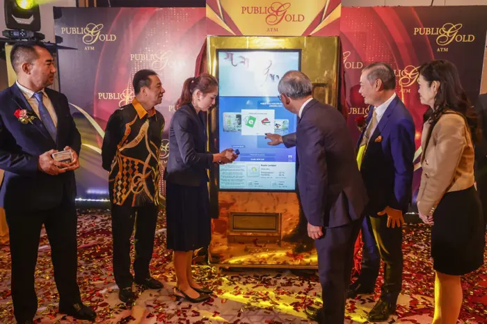 Malaysia Gold Association (MGA) president Datuk Wira Louis Ng (second, right) and Singapore Bullion Market Assocation chief executive officer (CEO) Albert Cheng (third, right) purchased a gold bar using a gold automated teller machine (ATM) during a Malaysia Gold Conference 2023 today. --fotoBERNAMA (2023) COPYRIGHT RESERVED